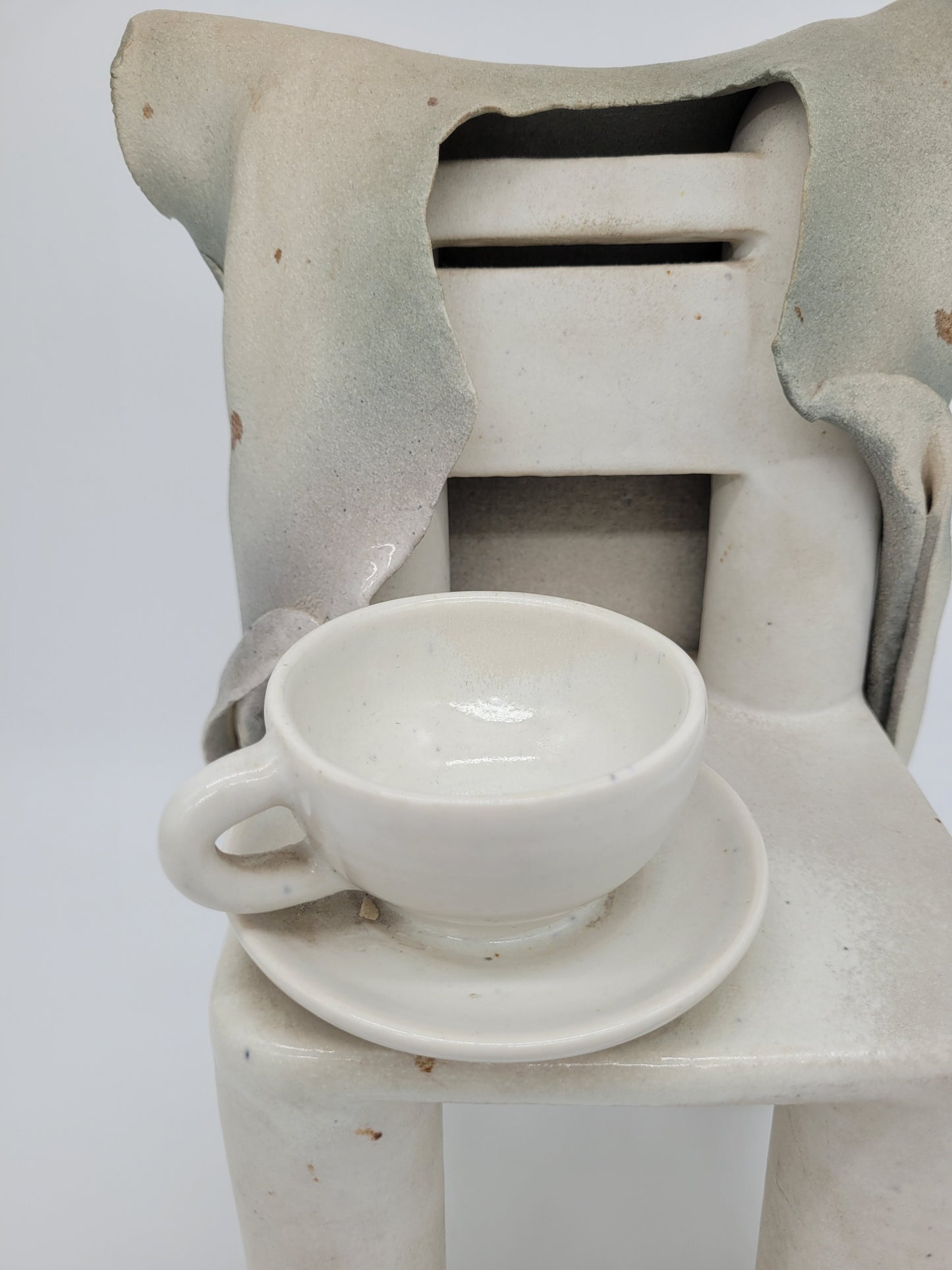 Keramik Figur Skulptur eines Stuhl mit Tasse Signiert und Datiert 1981