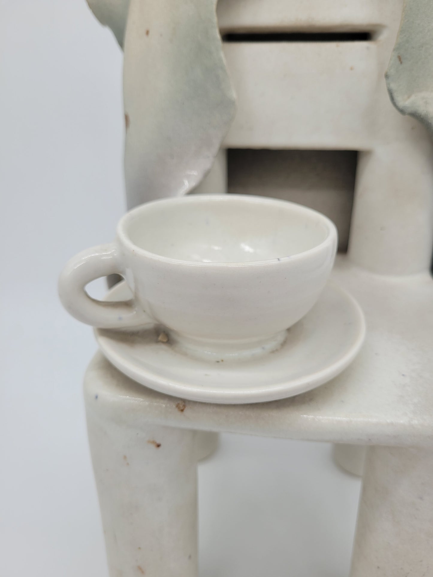 Keramik Figur Skulptur eines Stuhl mit Tasse Signiert und Datiert 1981