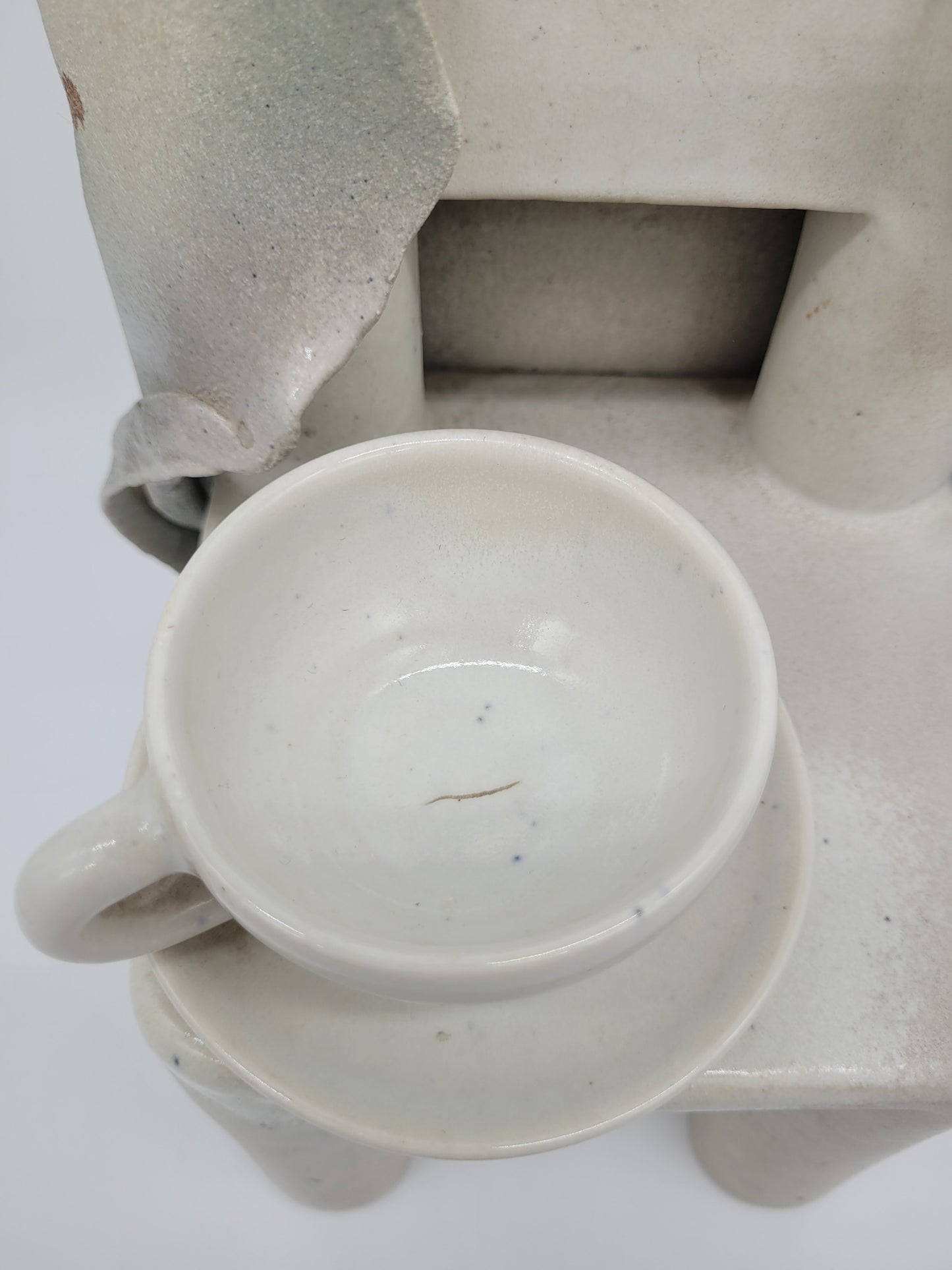 Keramik Figur Skulptur eines Stuhl mit Tasse Signiert und Datiert 1981