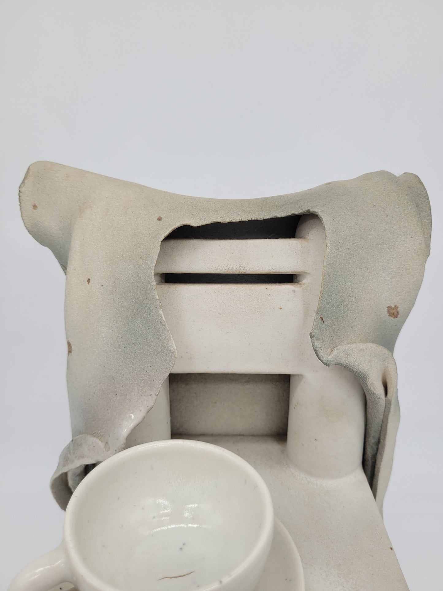 Keramik Figur Skulptur eines Stuhl mit Tasse Signiert und Datiert 1981