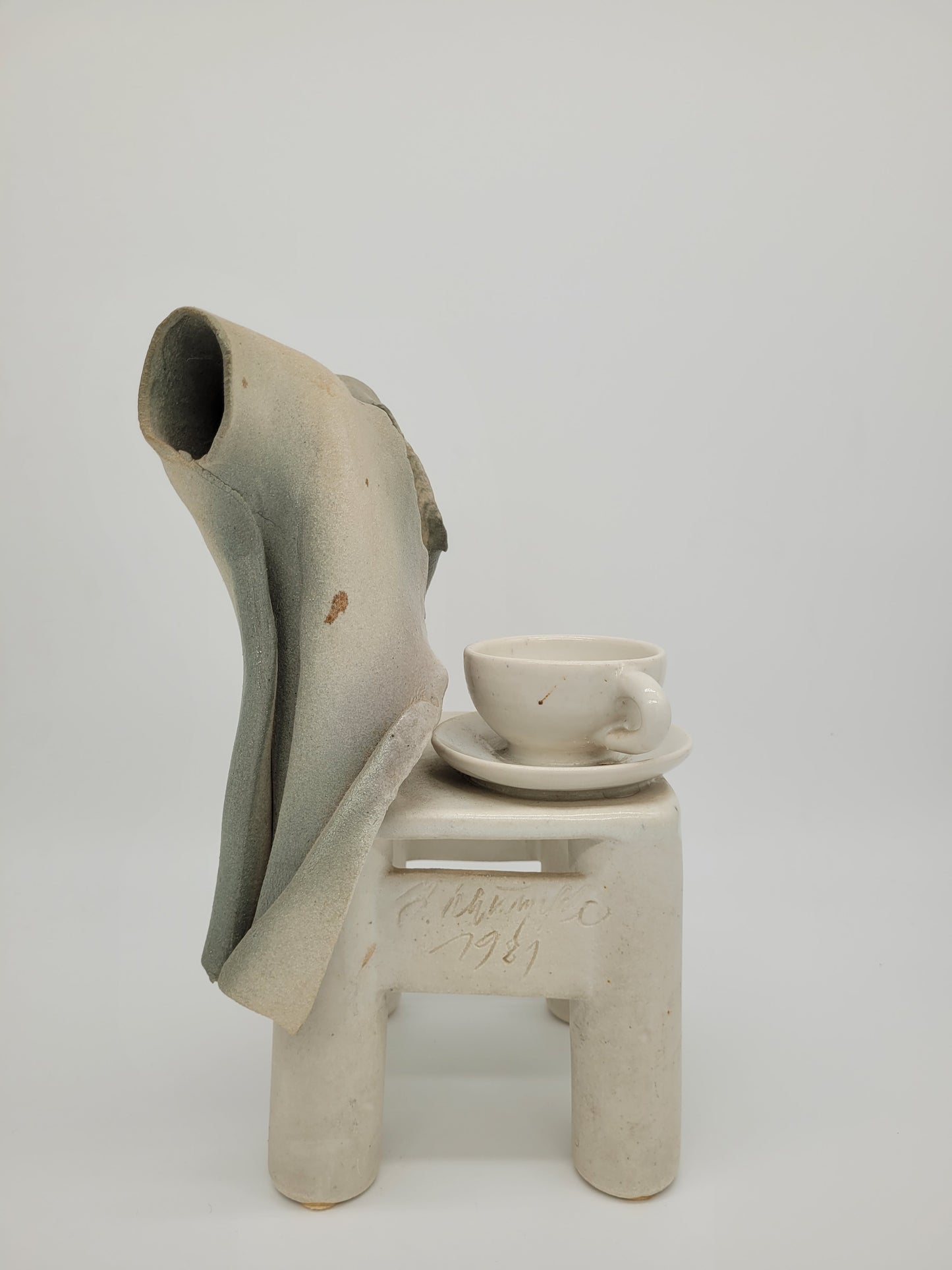 Keramik Figur Skulptur eines Stuhl mit Tasse Signiert und Datiert 1981
