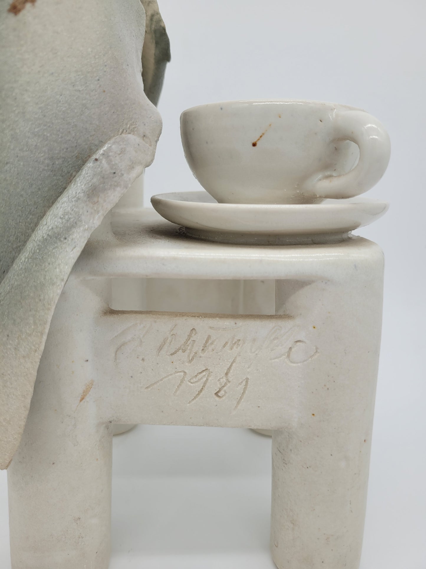Keramik Figur Skulptur eines Stuhl mit Tasse Signiert und Datiert 1981