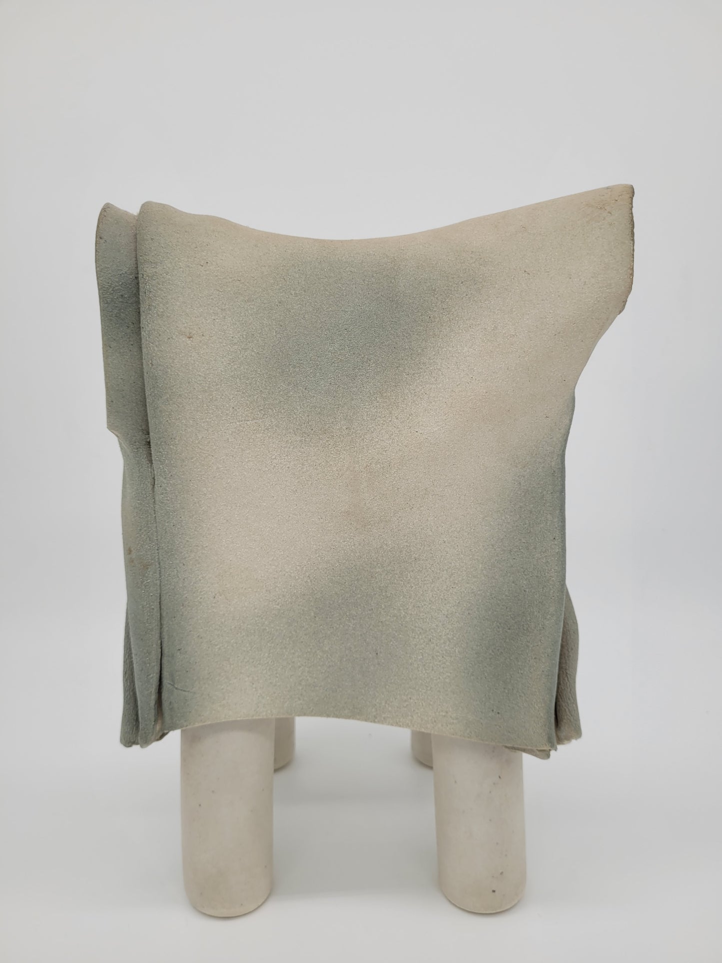 Keramik Figur Skulptur eines Stuhl mit Tasse Signiert und Datiert 1981