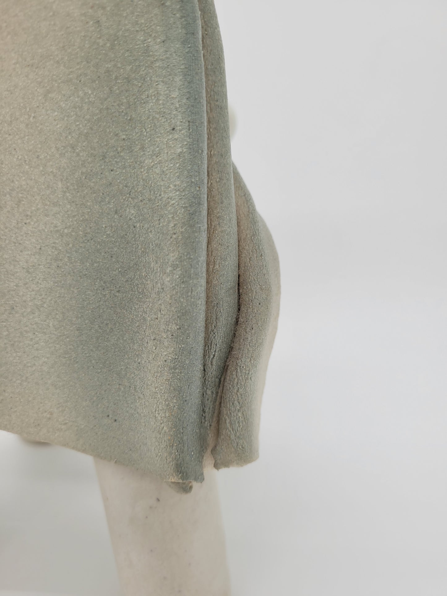 Keramik Figur Skulptur eines Stuhl mit Tasse Signiert und Datiert 1981