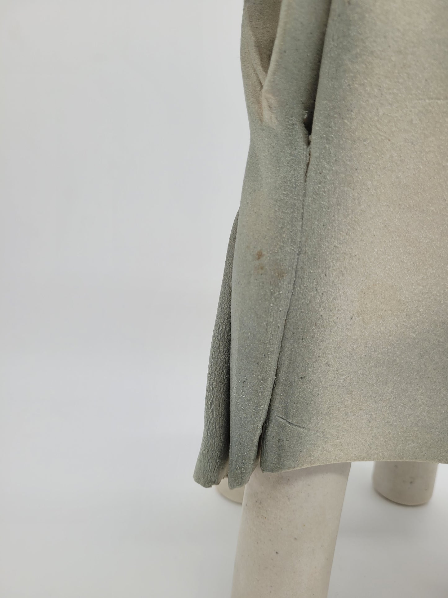 Keramik Figur Skulptur eines Stuhl mit Tasse Signiert und Datiert 1981