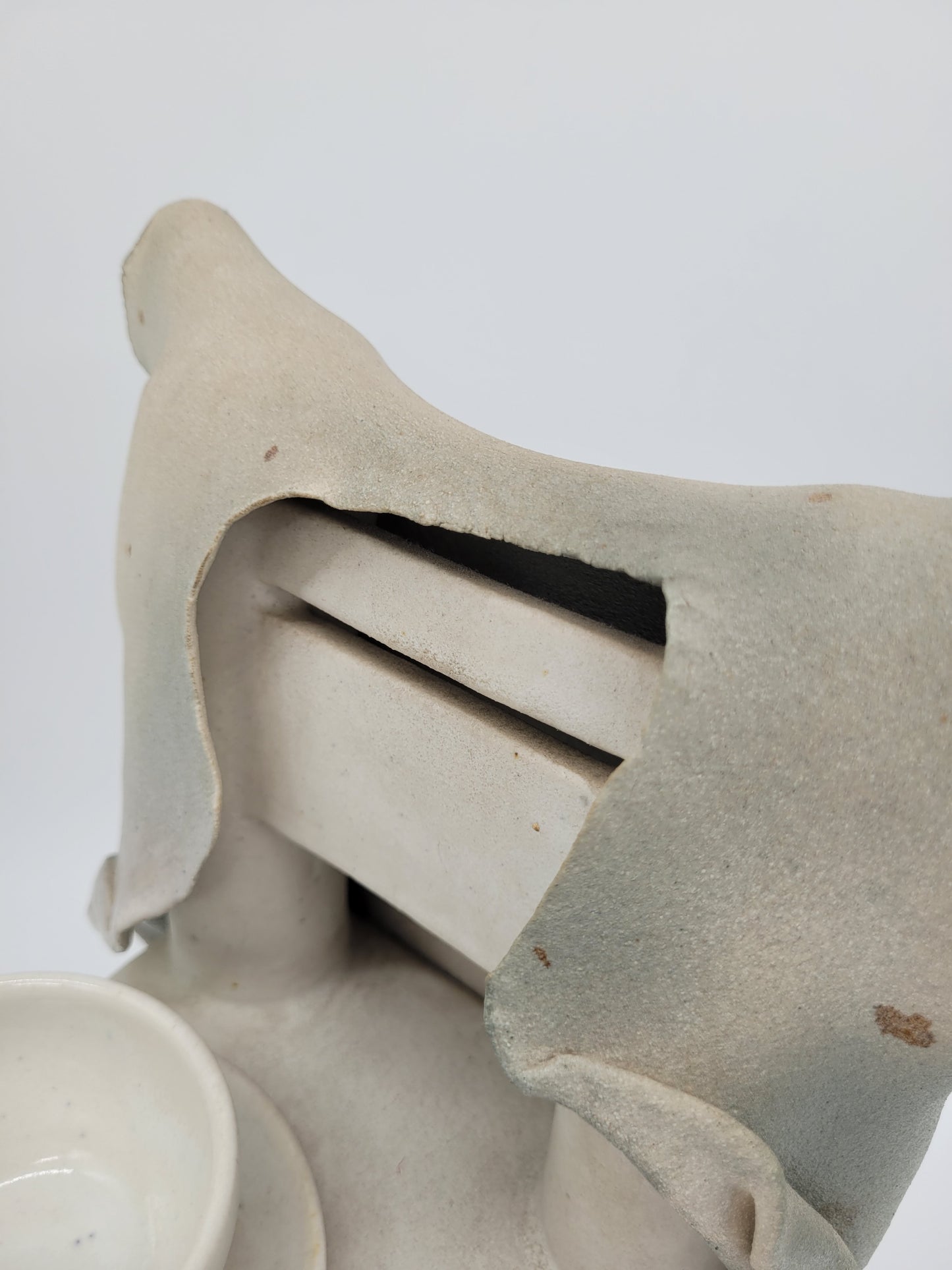 Keramik Figur Skulptur eines Stuhl mit Tasse Signiert und Datiert 1981