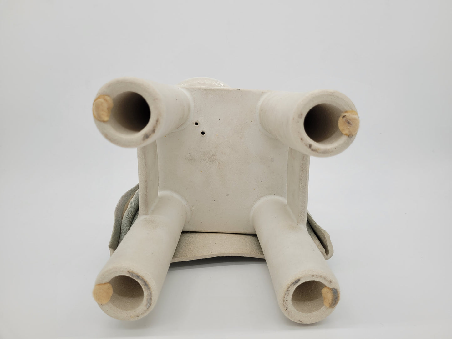 Keramik Figur Skulptur eines Stuhl mit Tasse Signiert und Datiert 1981