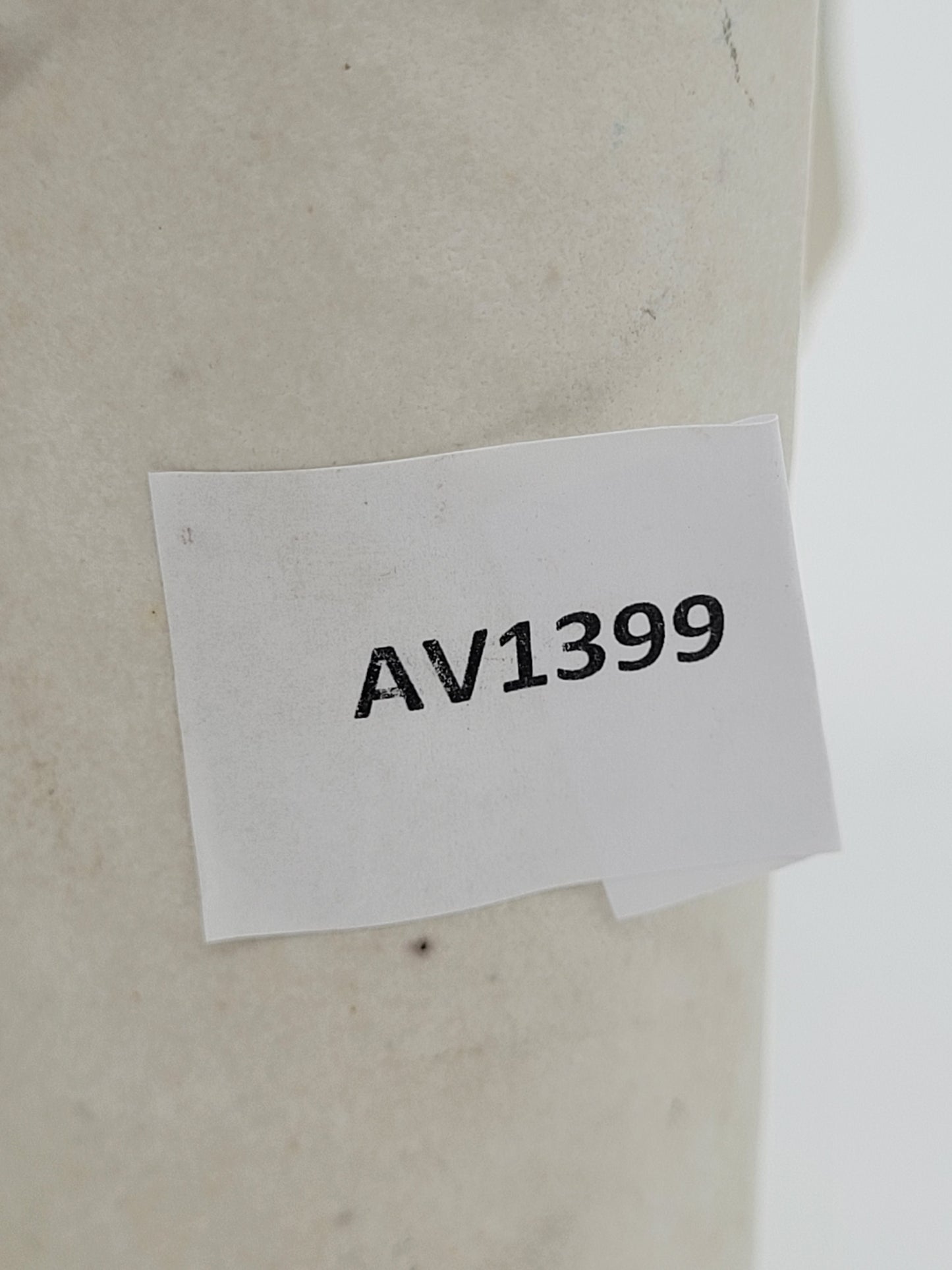 Keramik Figur Skulptur eines Stuhl mit Tasse Signiert und Datiert 1981