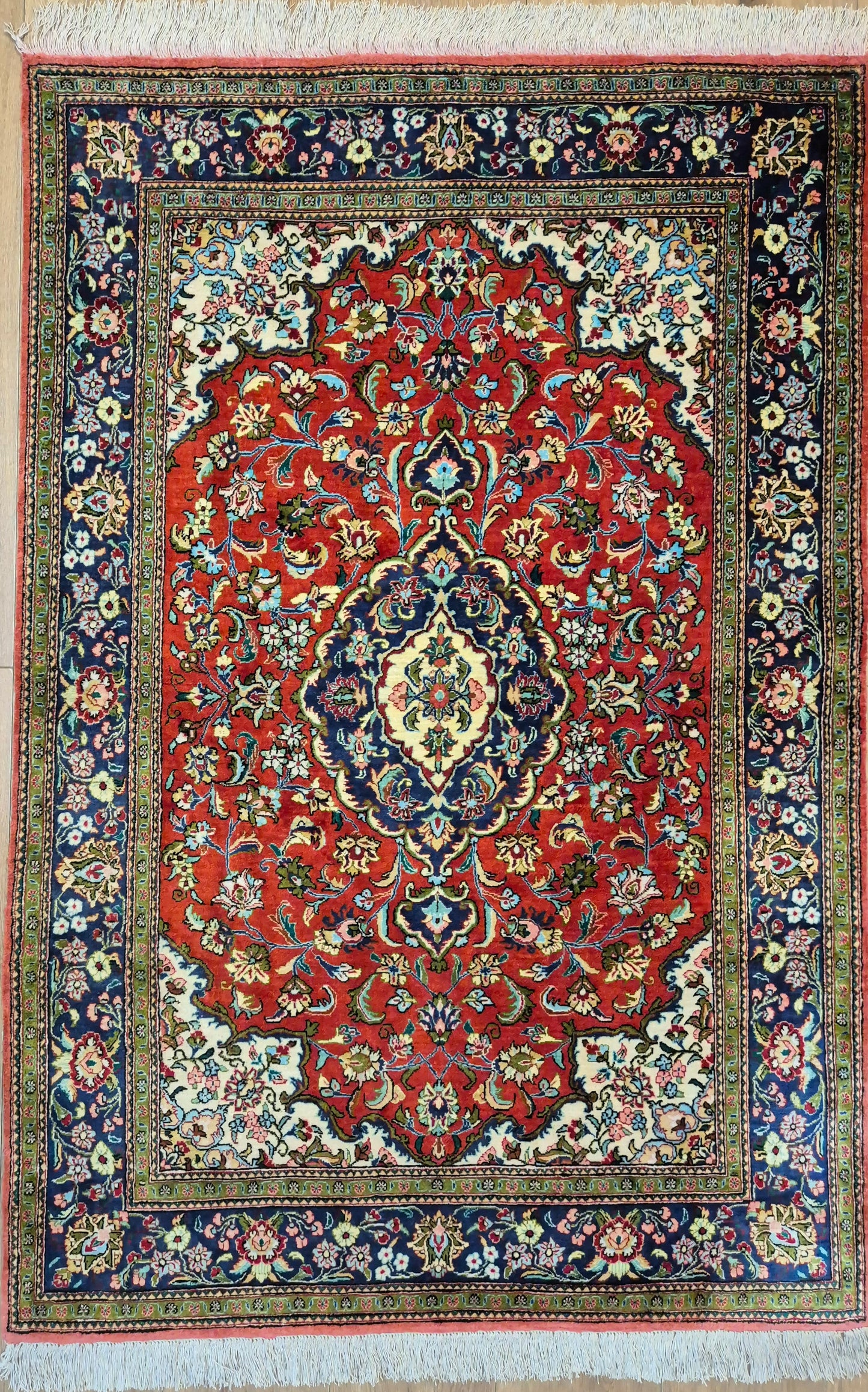 Ghom Teppich Seide auf Seide Medaillon feine Knüpfung