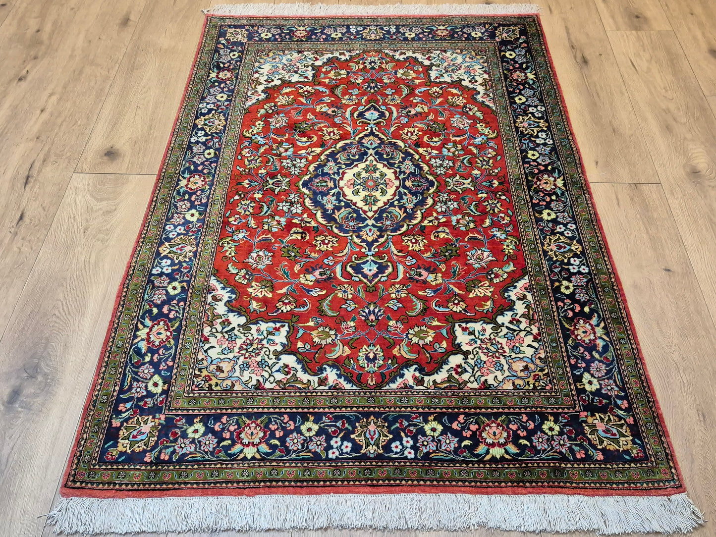 Ghom Teppich Seide auf Seide Medaillon feine Knüpfung