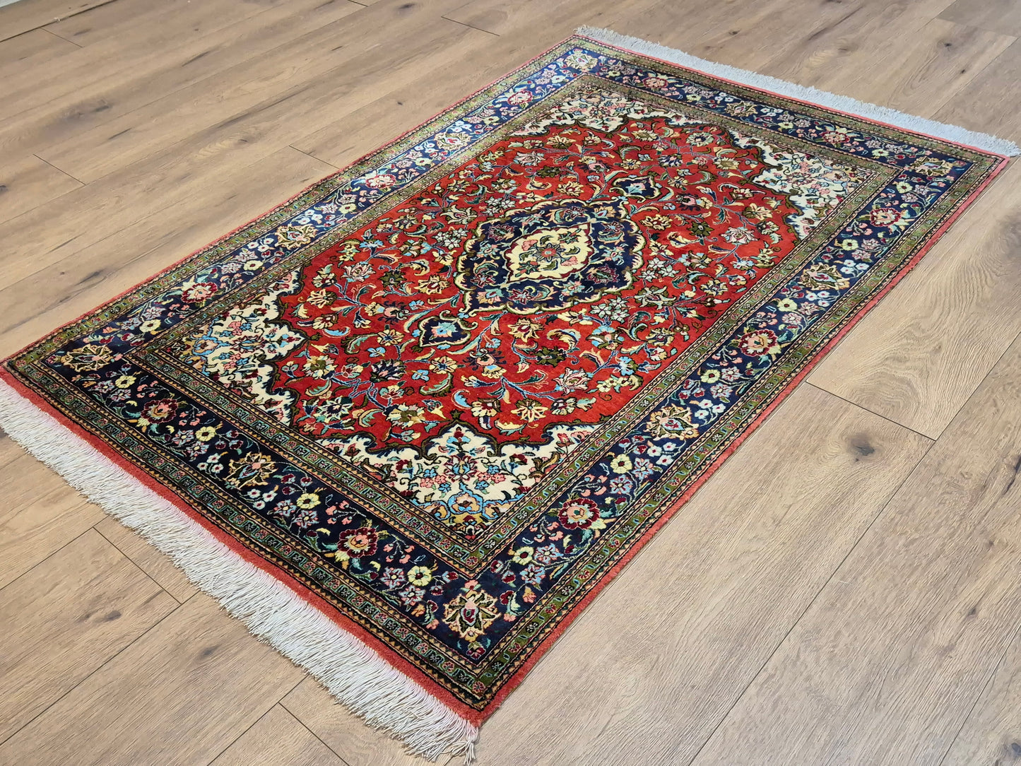 Ghom Teppich Seide auf Seide Medaillon feine Knüpfung