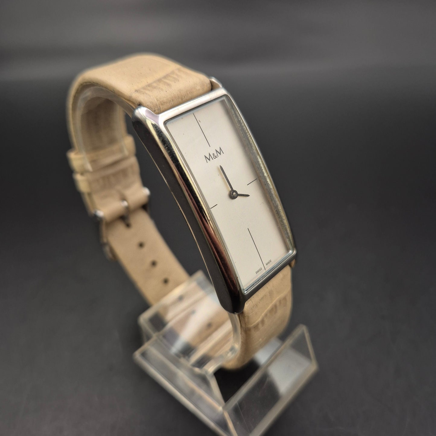 M&M Damen Uhr – Rechteckiges Edelstahlgehäuse im minimalistischen Stil