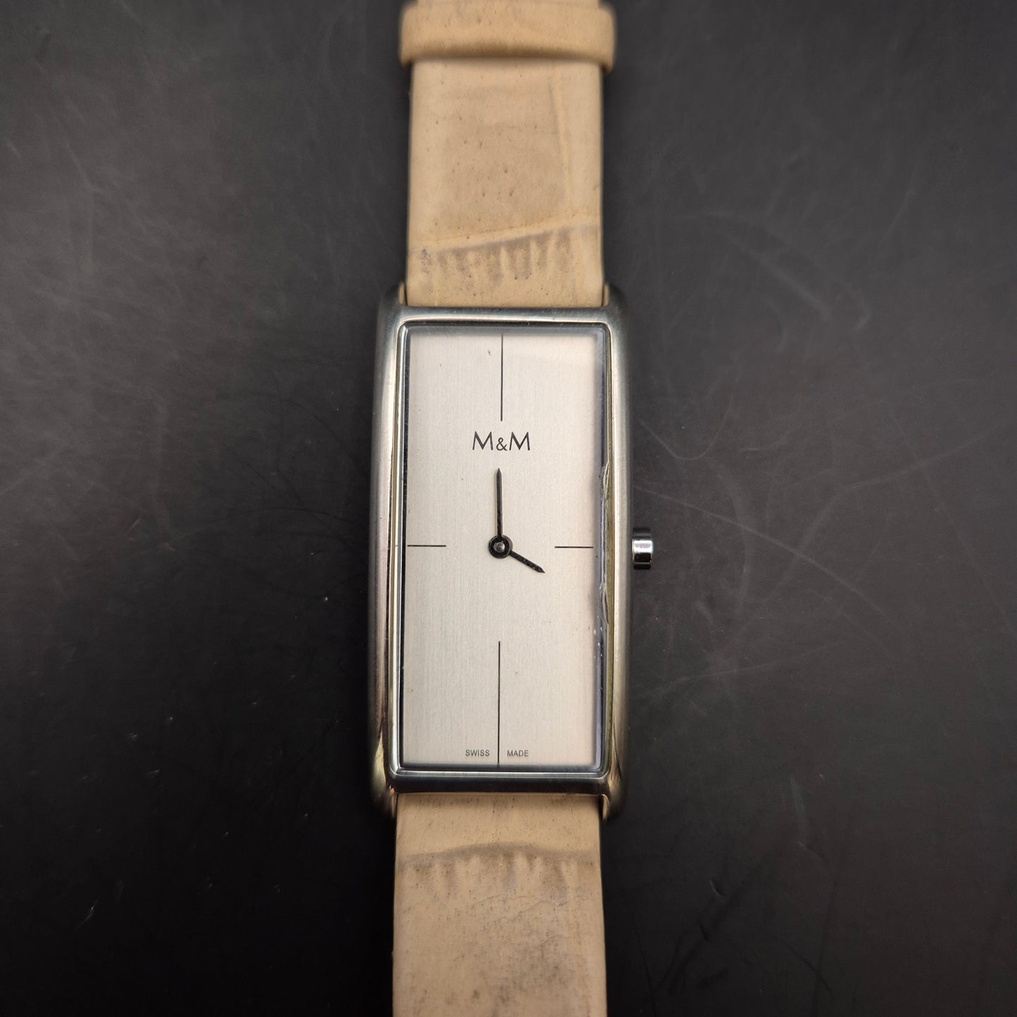 M&M Damen Uhr – Rechteckiges Edelstahlgehäuse im minimalistischen Stil