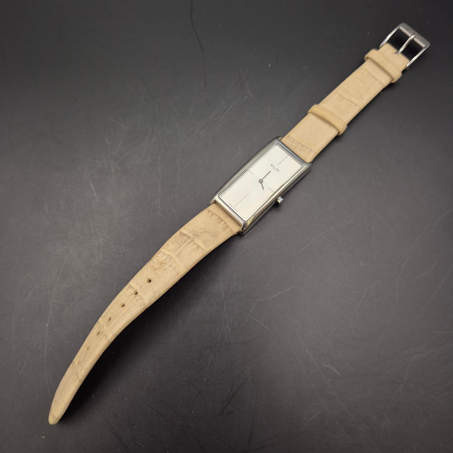 M&M Damen Uhr – Rechteckiges Edelstahlgehäuse im minimalistischen Stil