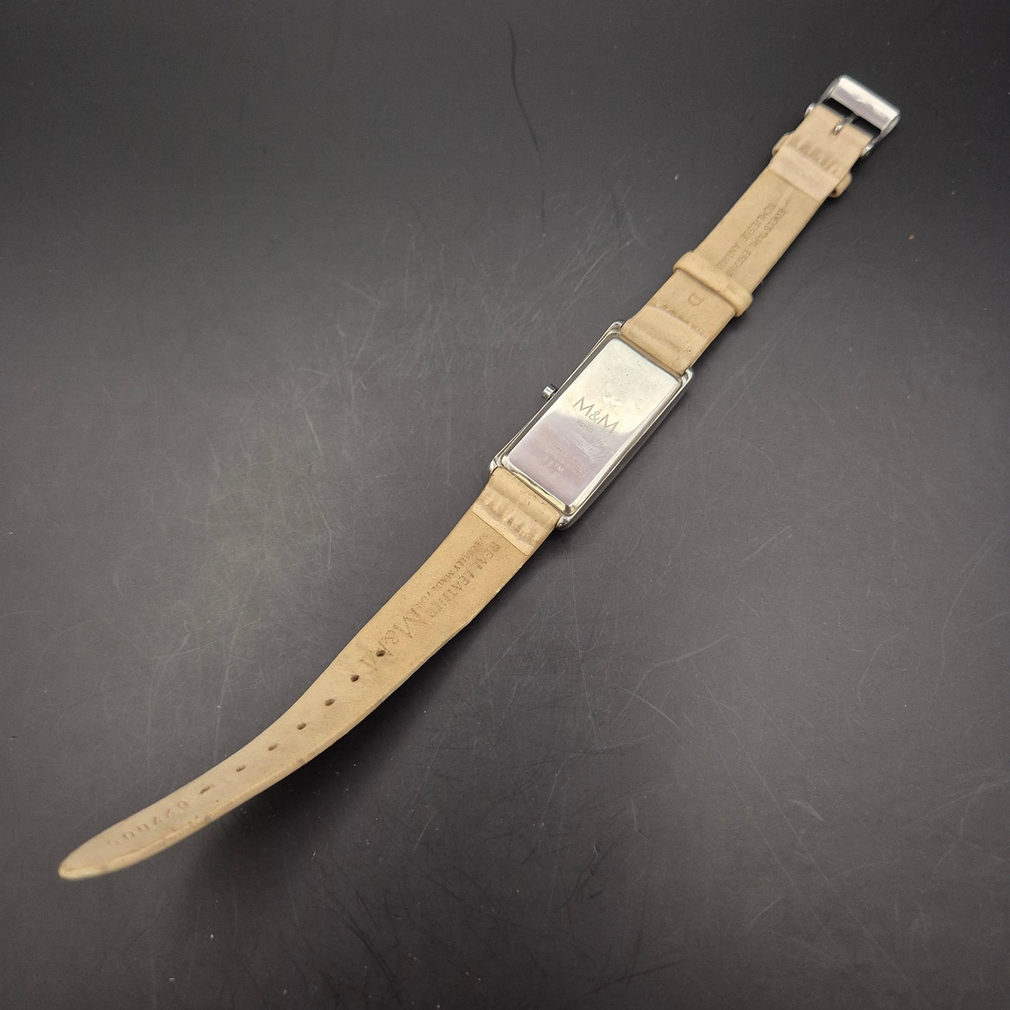 M&M Damen Uhr – Rechteckiges Edelstahlgehäuse im minimalistischen Stil