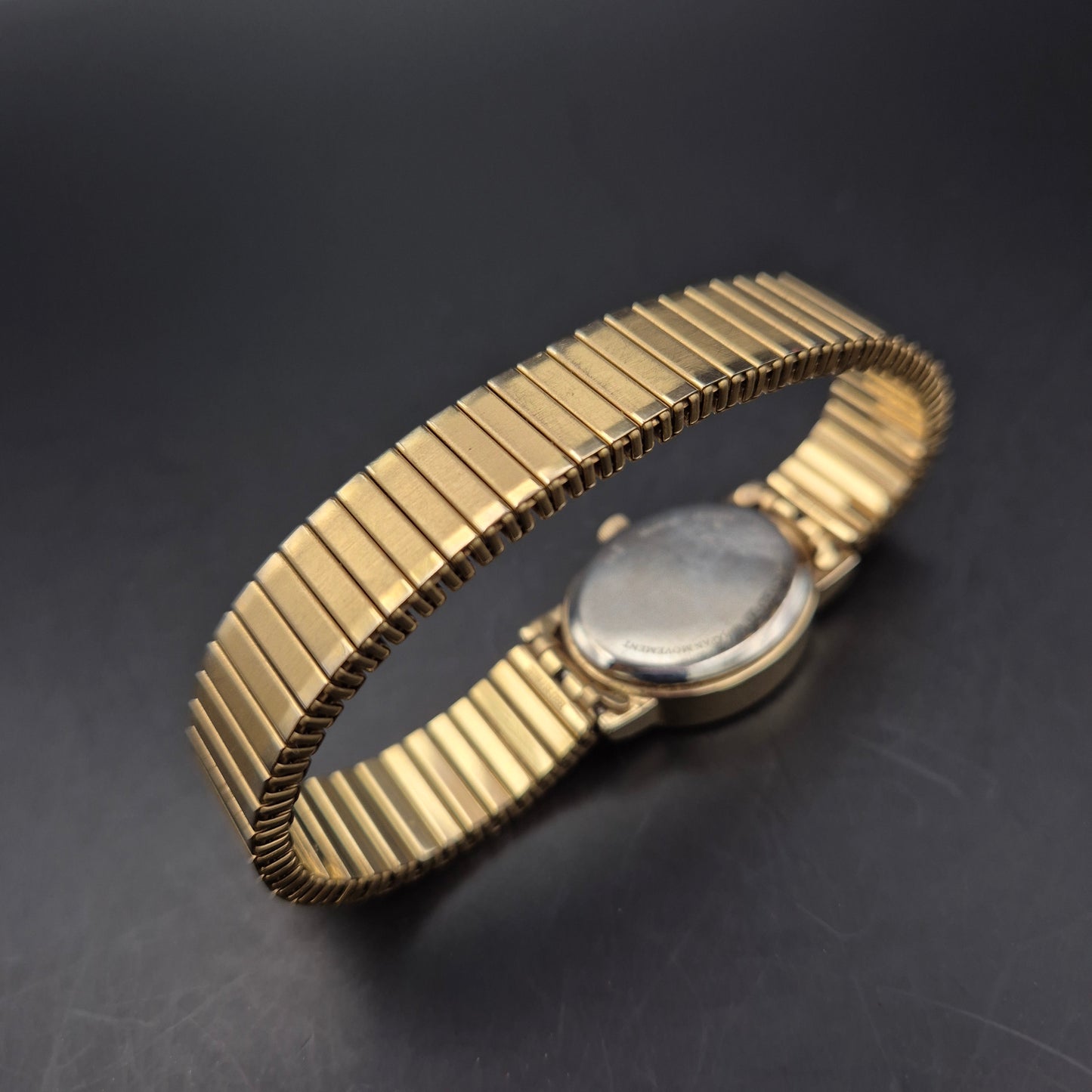 JUST Damen Uhr – Klassischer Stil mit goldfarbenem Flexband