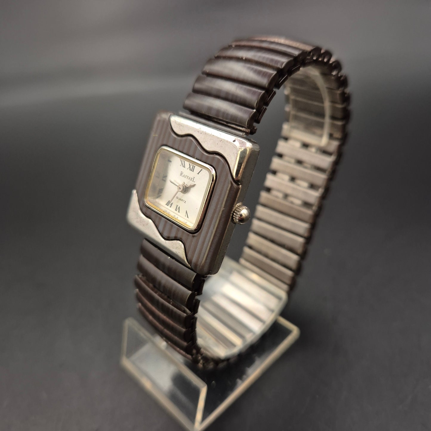 Raffael Damen Uhr – Extravagantes Design mit braunem Wellenmuster