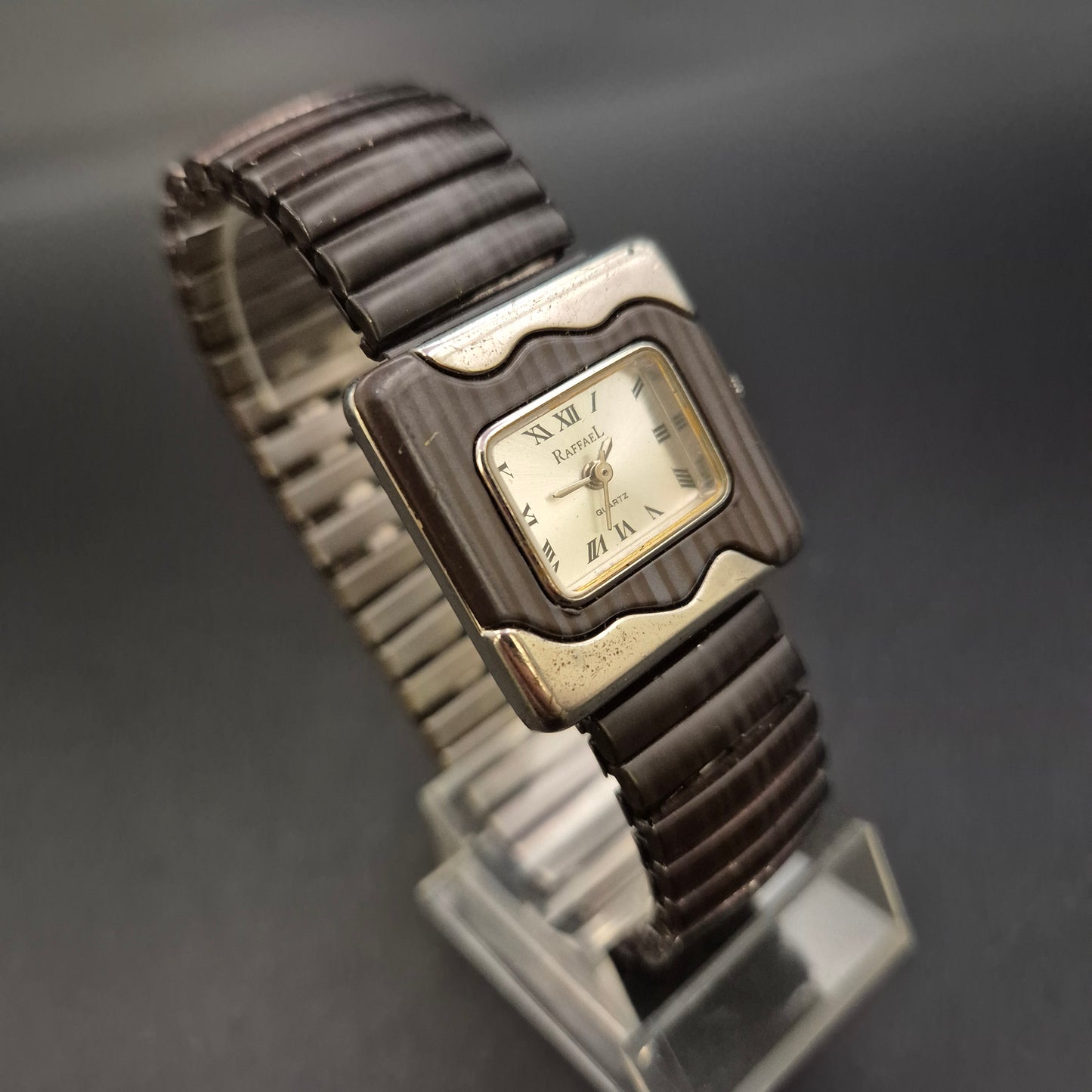 Raffael Damen Uhr – Extravagantes Design mit braunem Wellenmuster