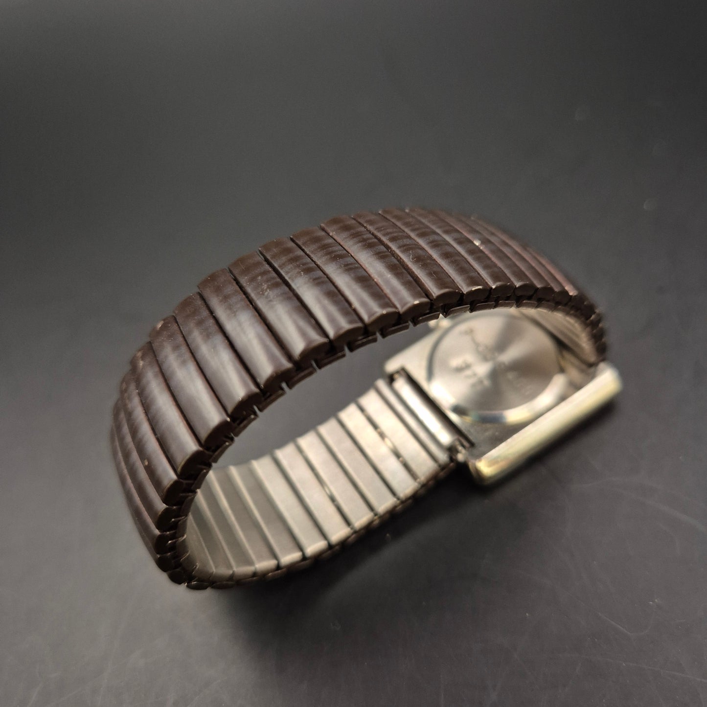 Raffael Damen Uhr – Extravagantes Design mit braunem Wellenmuster