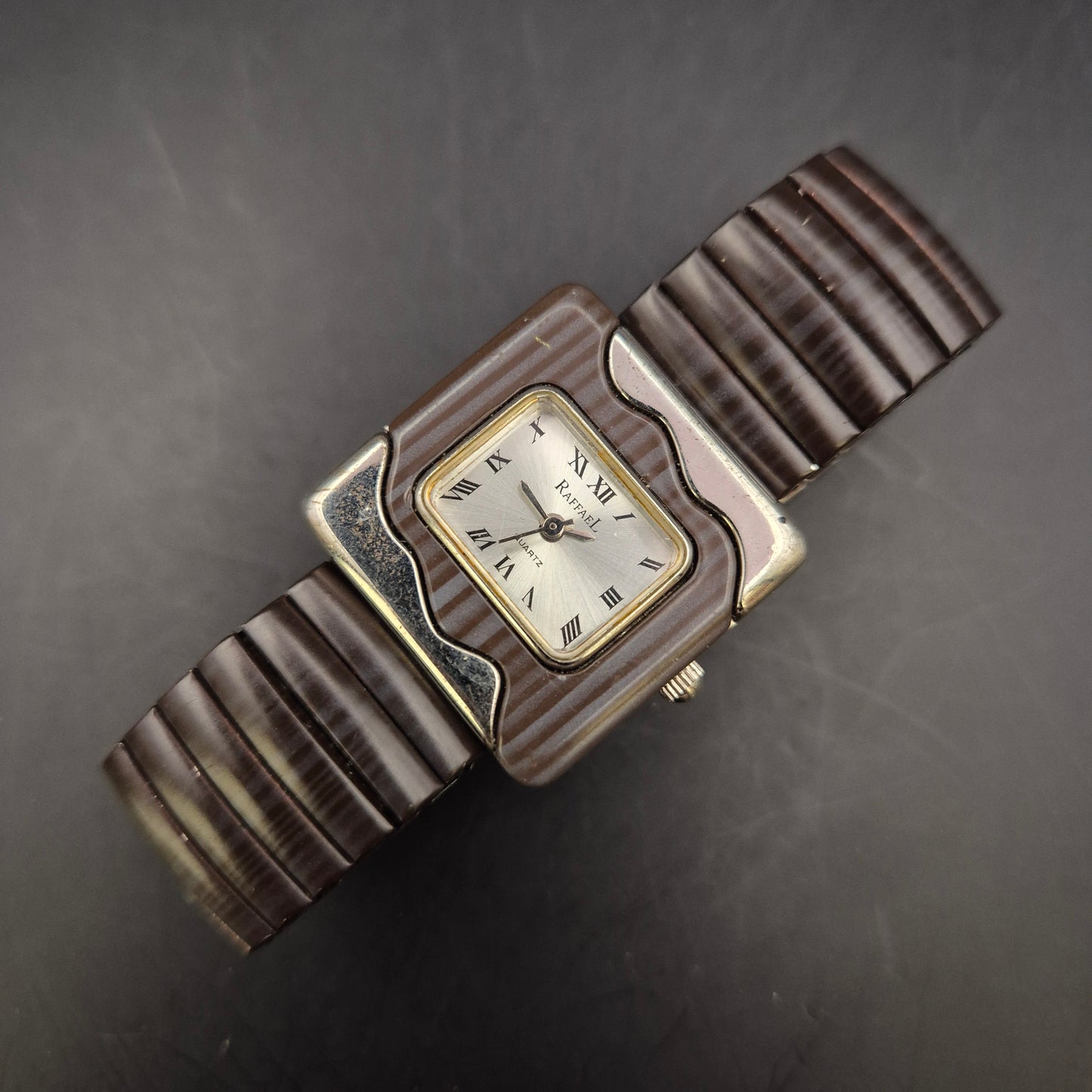 Raffael Damen Uhr – Extravagantes Design mit braunem Wellenmuster