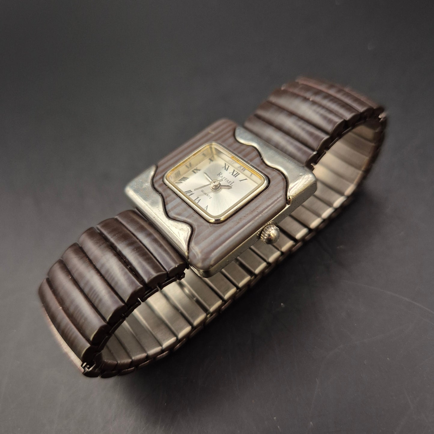 Raffael Damen Uhr – Extravagantes Design mit braunem Wellenmuster