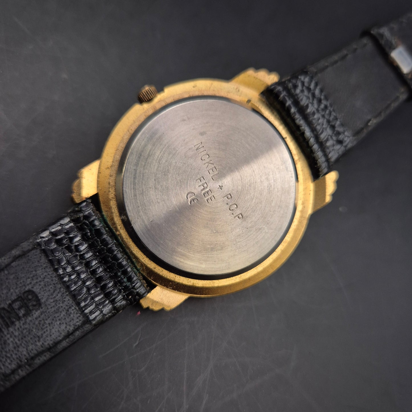 Image Herren Uhr – Vintage Quarz Modell mit Goldgehäuse