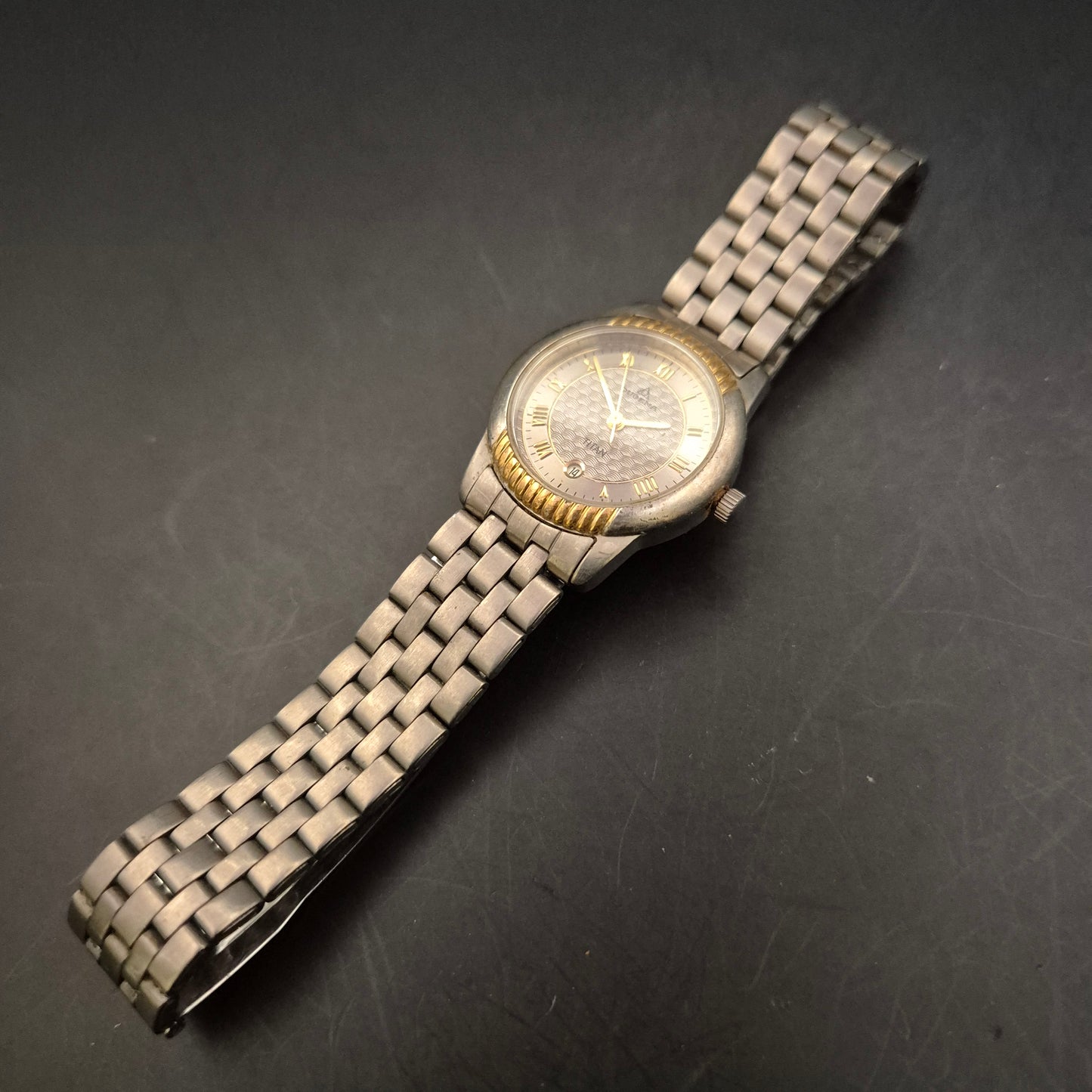 Zweifarbige Eugenia Titan Herren Uhr – Klassisches Design mit Datumsanzeige