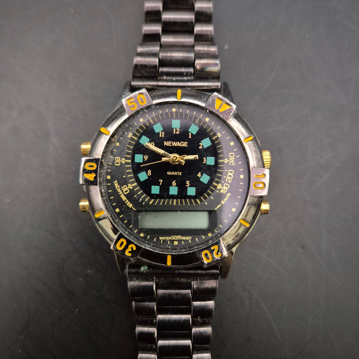 Robuste Newage Herren Uhr – Sportliches Design mit Digitalanzeige