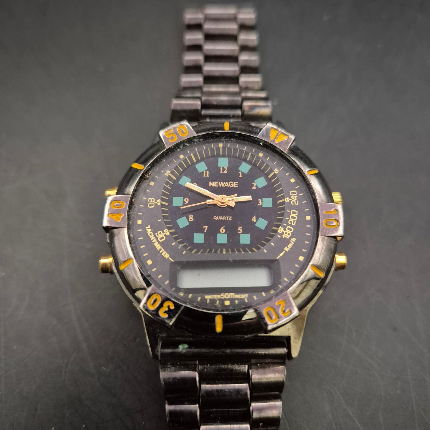 Robuste Newage Herren Uhr – Sportliches Design mit Digitalanzeige