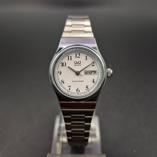 Schlichte Q&Q Herren Uhr – Klassisches Design mit Wochentagsanzeige