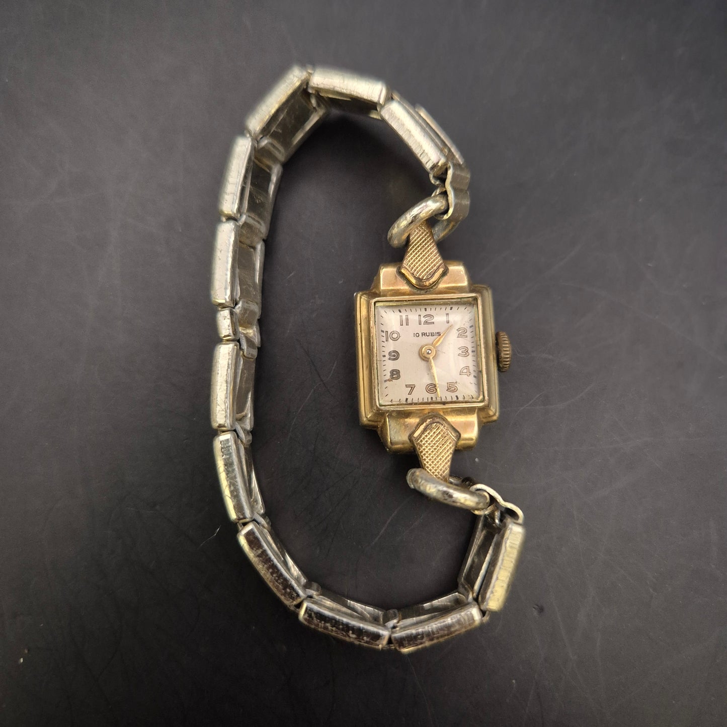 Antike Damen Uhr mit 10 Rubis – Goldton & Rechteckgehäuse