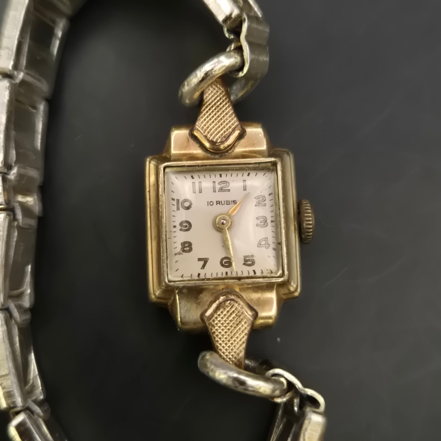 Antike Damen Uhr mit 10 Rubis – Goldton & Rechteckgehäuse