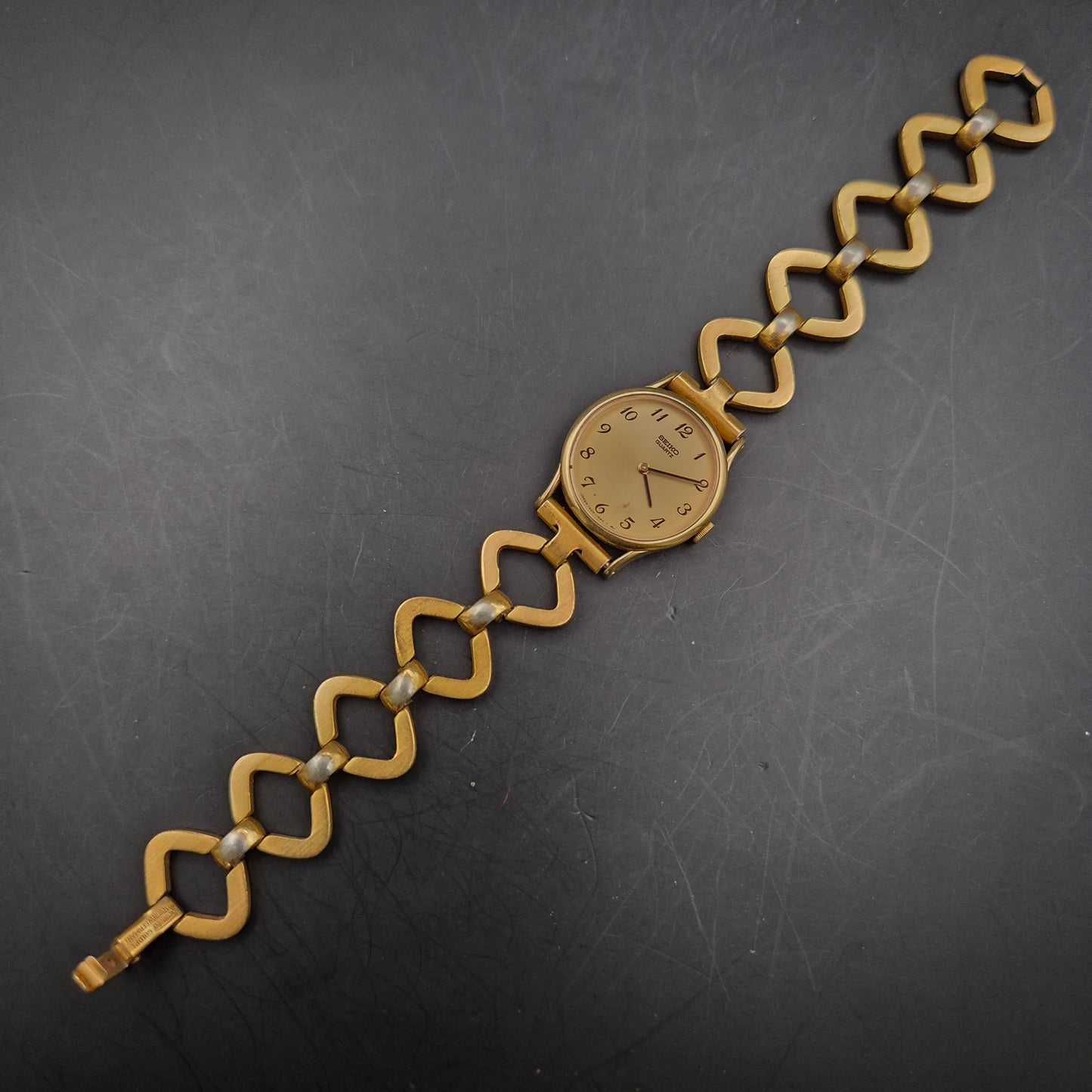 Seiko Damen Uhr – Elegantes Design mit Vergoldetem Gliederarmband