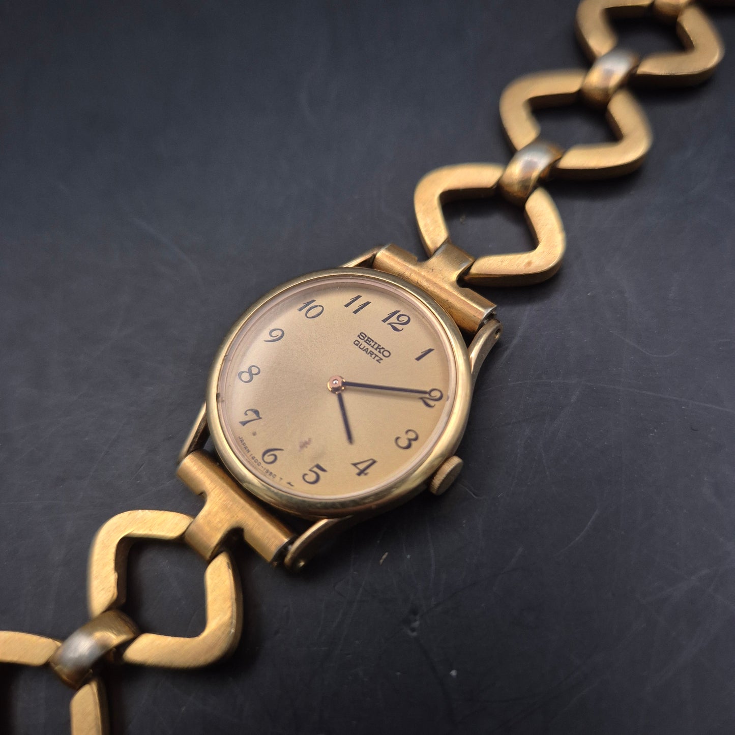 Seiko Damen Uhr – Elegantes Design mit Vergoldetem Gliederarmband