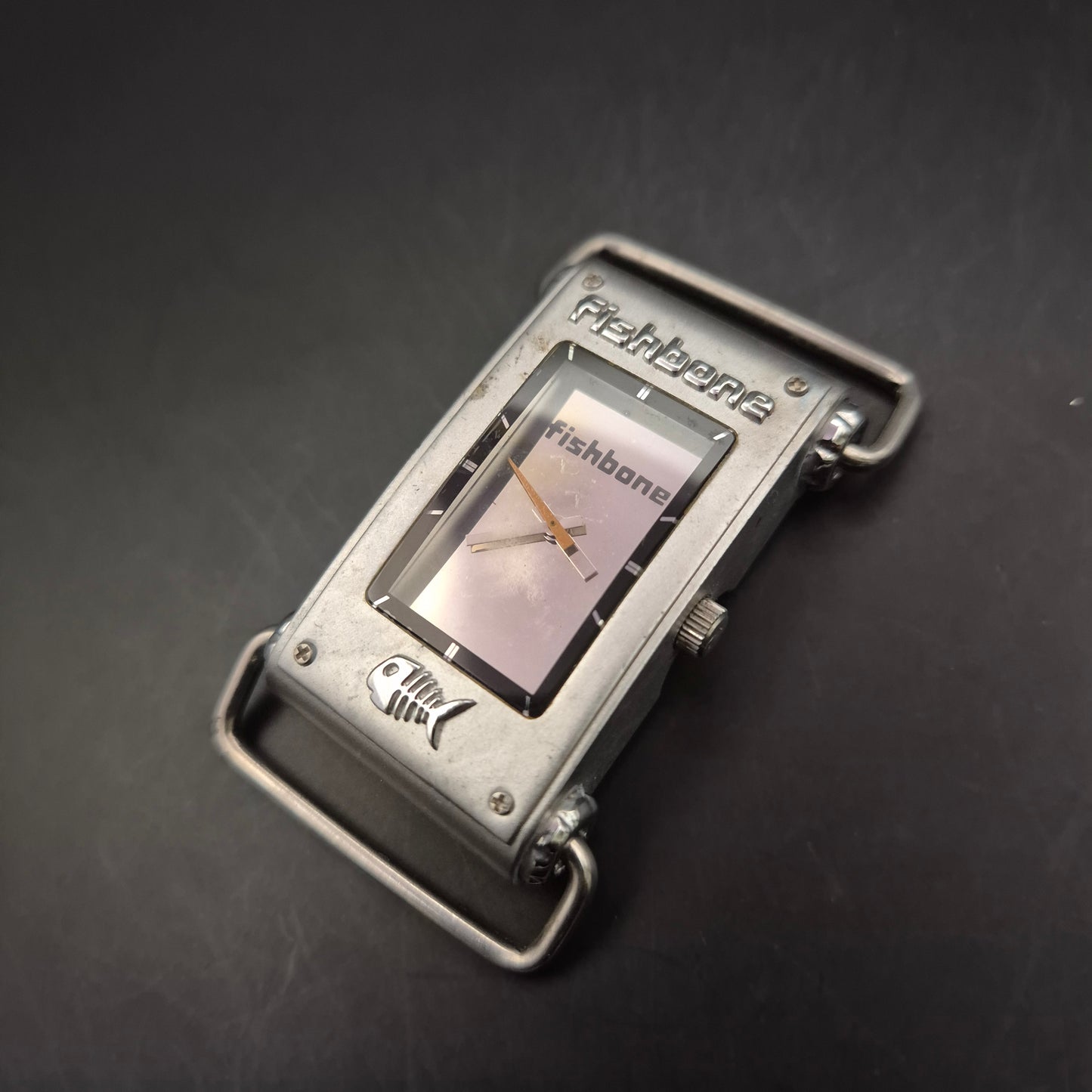 Ausgefallene Fishbone Herren Uhr – Rechteckiges Design mit Metallgehäuse