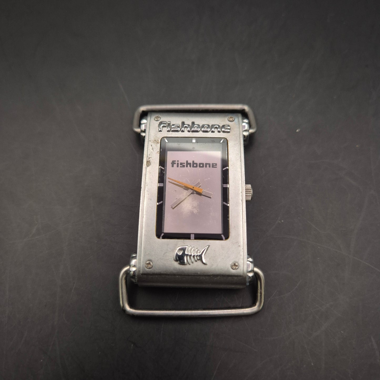 Ausgefallene Fishbone Herren Uhr – Rechteckiges Design mit Metallgehäuse