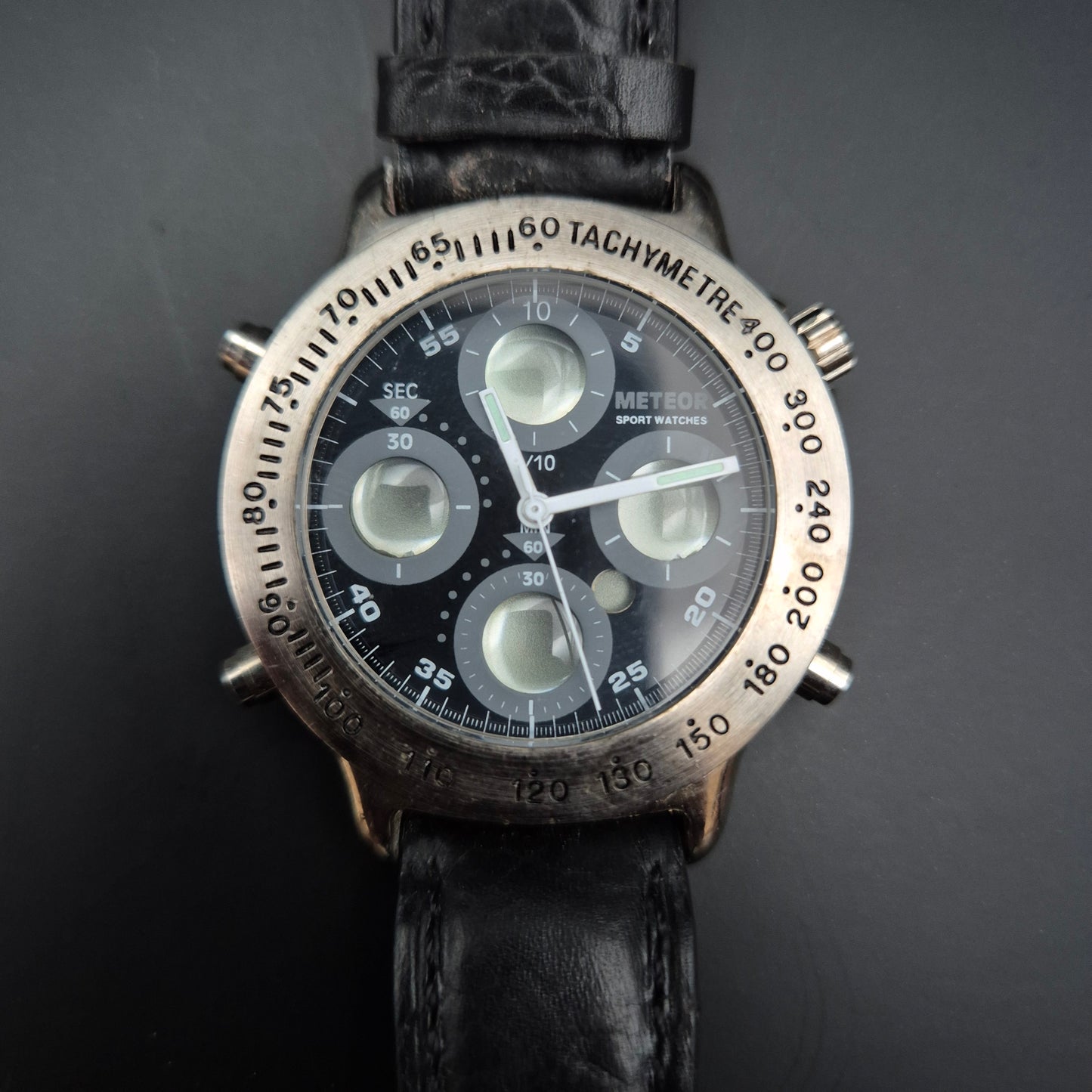 Sportliche Meteor Herren Uhr – Chronograph Look mit Tachymeter