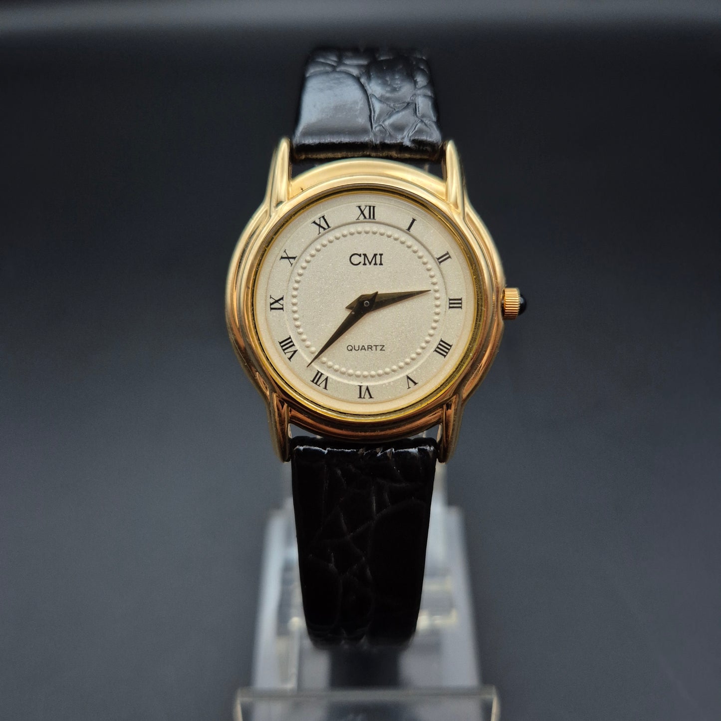 CMI Damen Uhr – Klassisches Design mit goldfarbenem Gehäuse