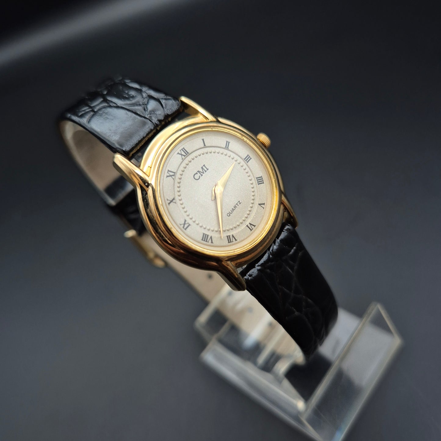 CMI Damen Uhr – Klassisches Design mit goldfarbenem Gehäuse