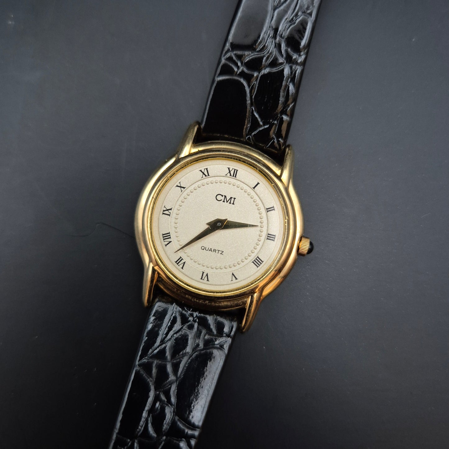 CMI Damen Uhr – Klassisches Design mit goldfarbenem Gehäuse