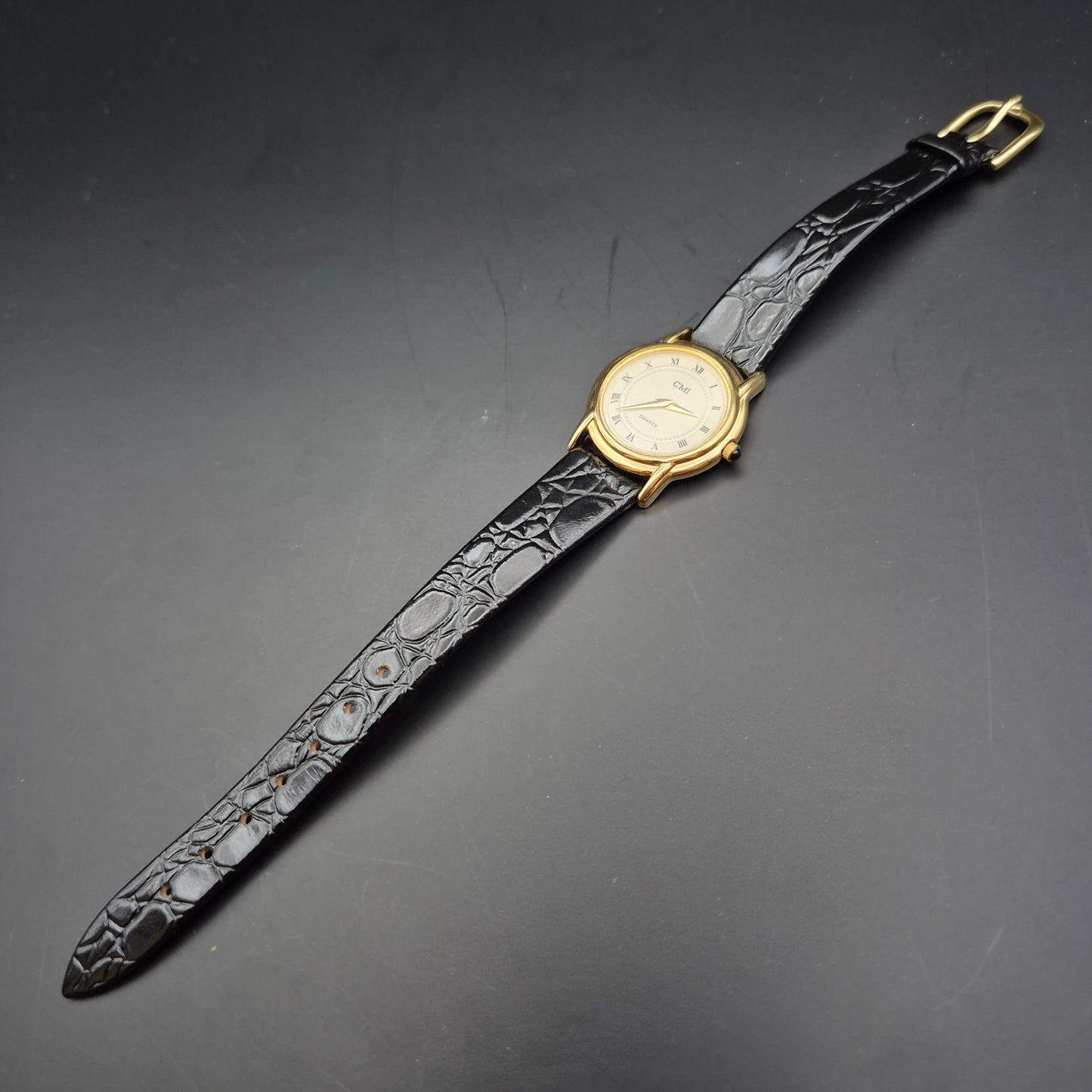 CMI Damen Uhr – Klassisches Design mit goldfarbenem Gehäuse