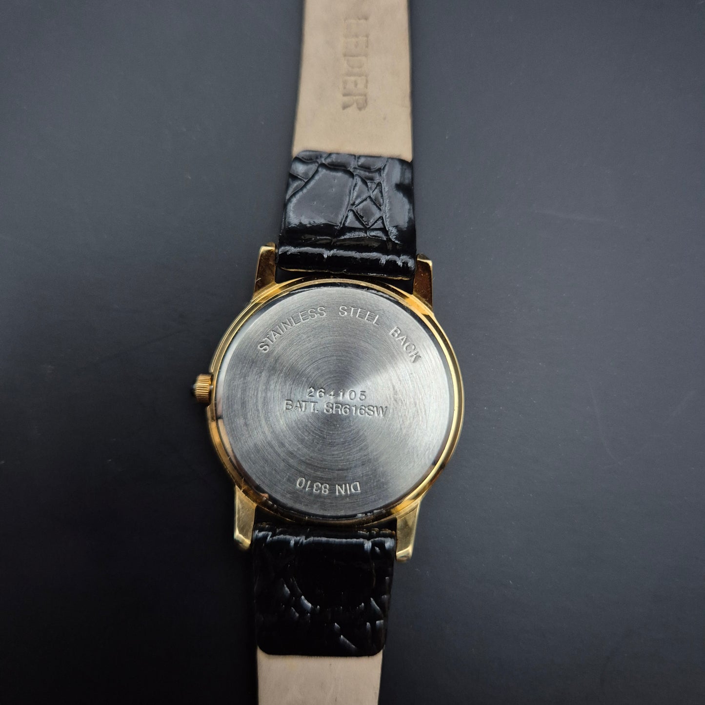 CMI Damen Uhr – Klassisches Design mit goldfarbenem Gehäuse