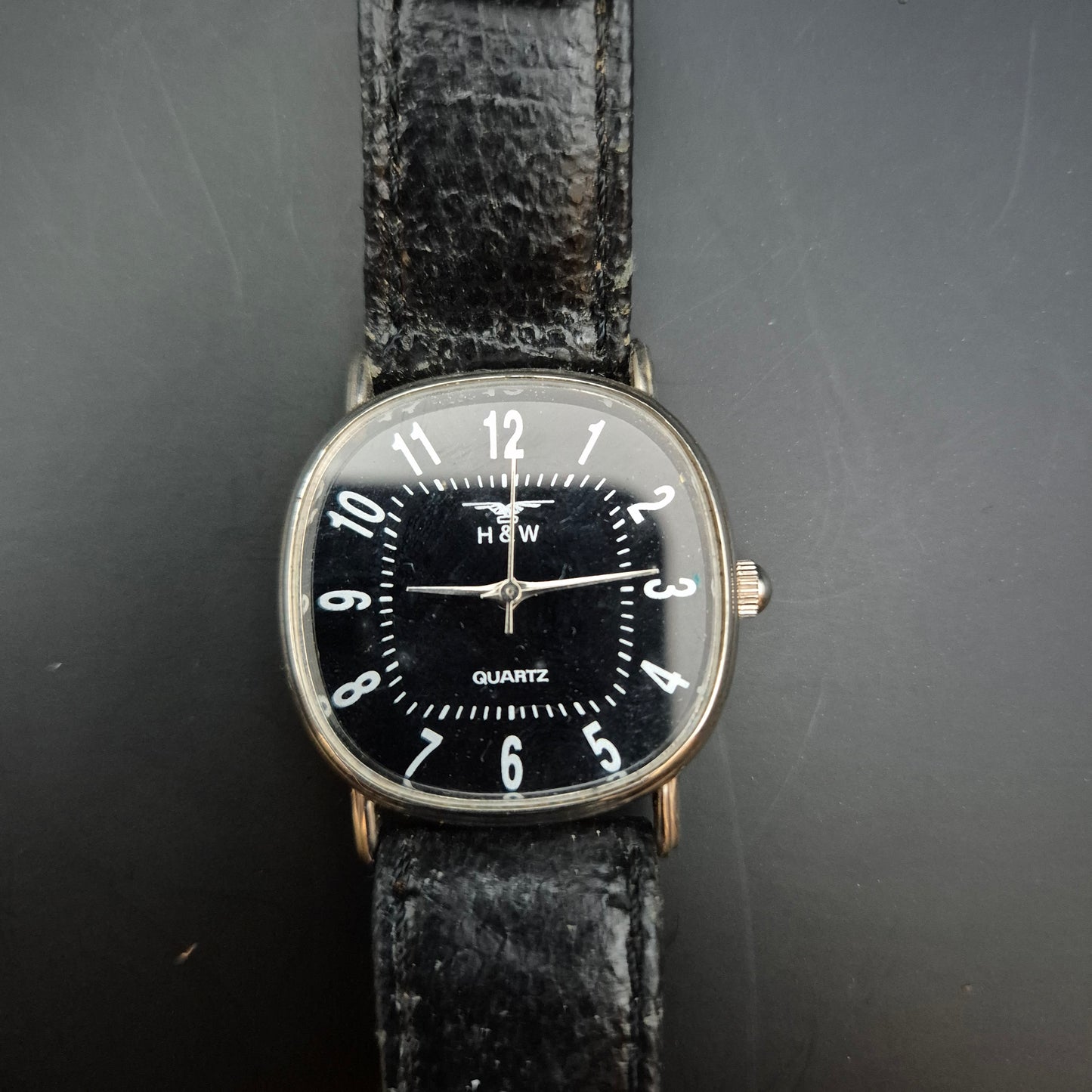 H&W Herren Uhr – Schwarzes Zifferblatt im Retro-Stil