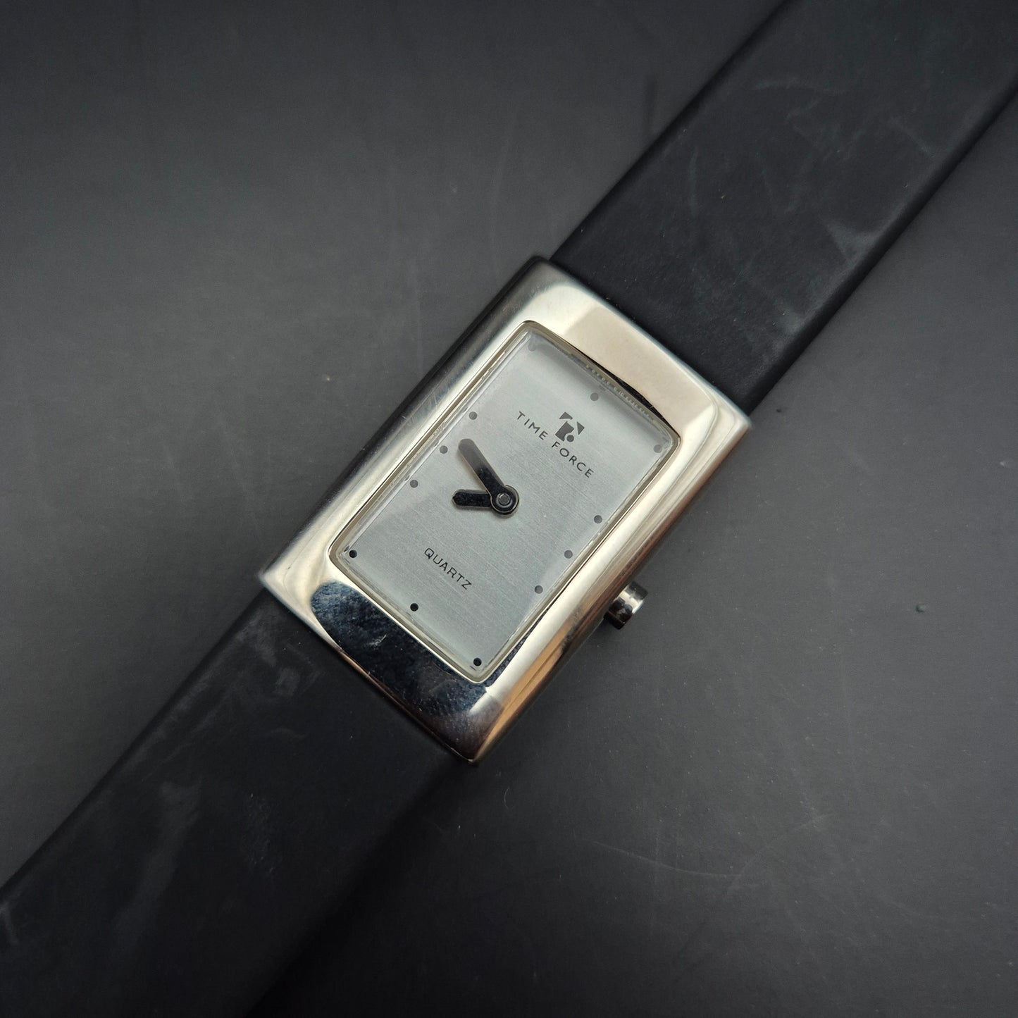 Time Force Unisex Uhr – Rechteckiges Edelstahlgehäuse im Minimal-Design