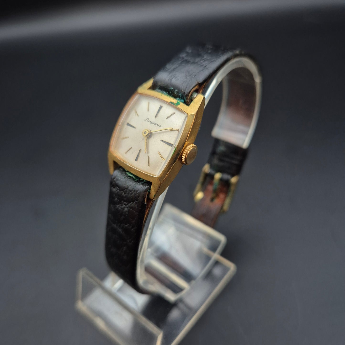 Vintage Dugena Damenarmbanduhr – Goldfarbenes Gehäuse mit Lederarmband
