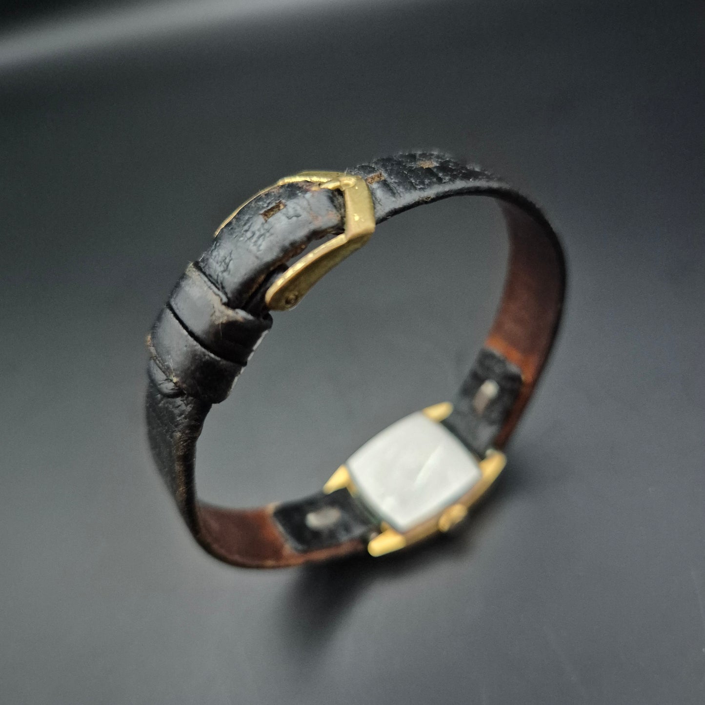 Vintage Dugena Damenarmbanduhr – Goldfarbenes Gehäuse mit Lederarmband