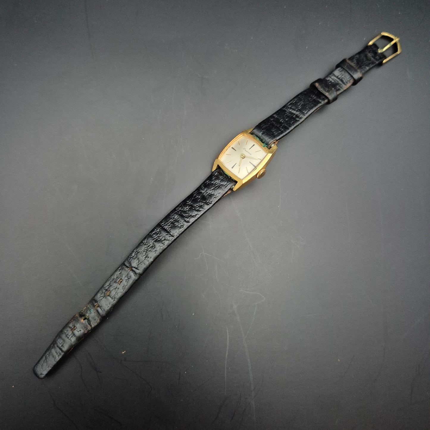 Vintage Dugena Damenarmbanduhr – Goldfarbenes Gehäuse mit Lederarmband
