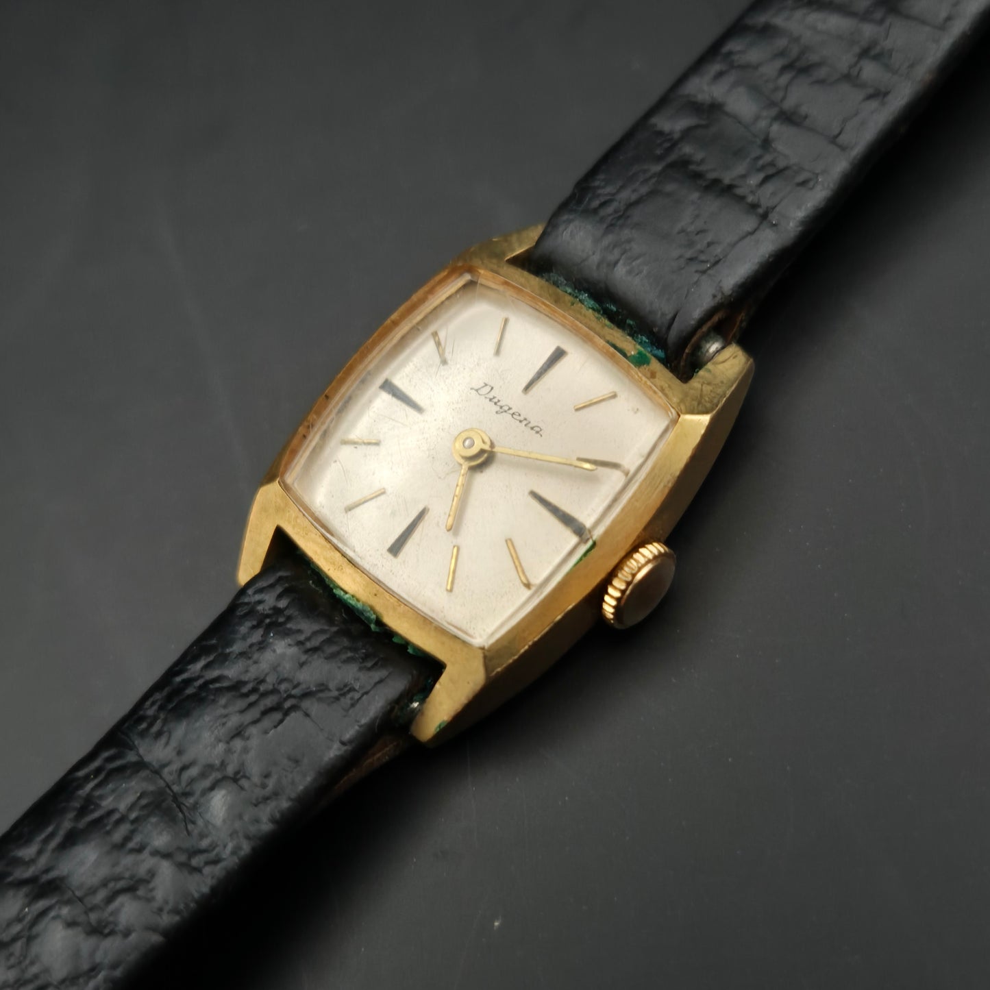 Vintage Dugena Damenarmbanduhr – Goldfarbenes Gehäuse mit Lederarmband