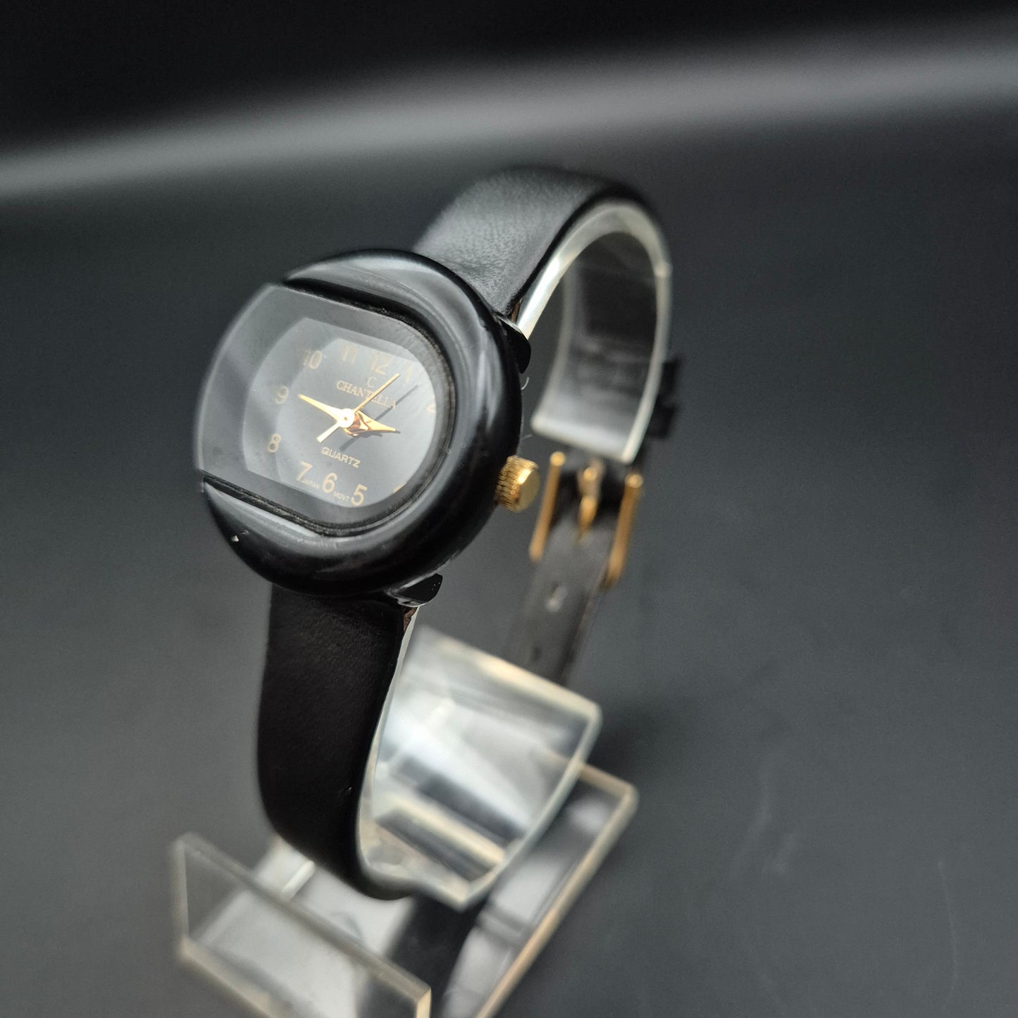 Chantela Damen Uhr – Schwarzes Retro Design mit Lederarmband