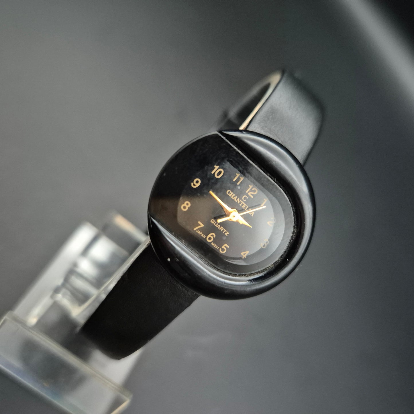 Chantela Damen Uhr – Schwarzes Retro Design mit Lederarmband
